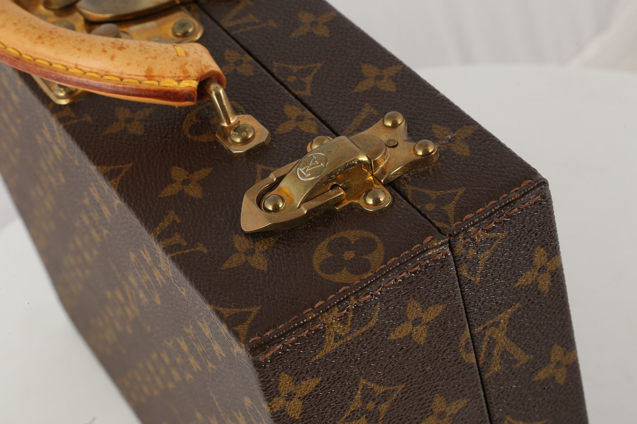 LOUIS VUITTON JEWELLERY CASE, date code for 2003, hardside monogram canvas and leather trim, lift - Image 13 of 18