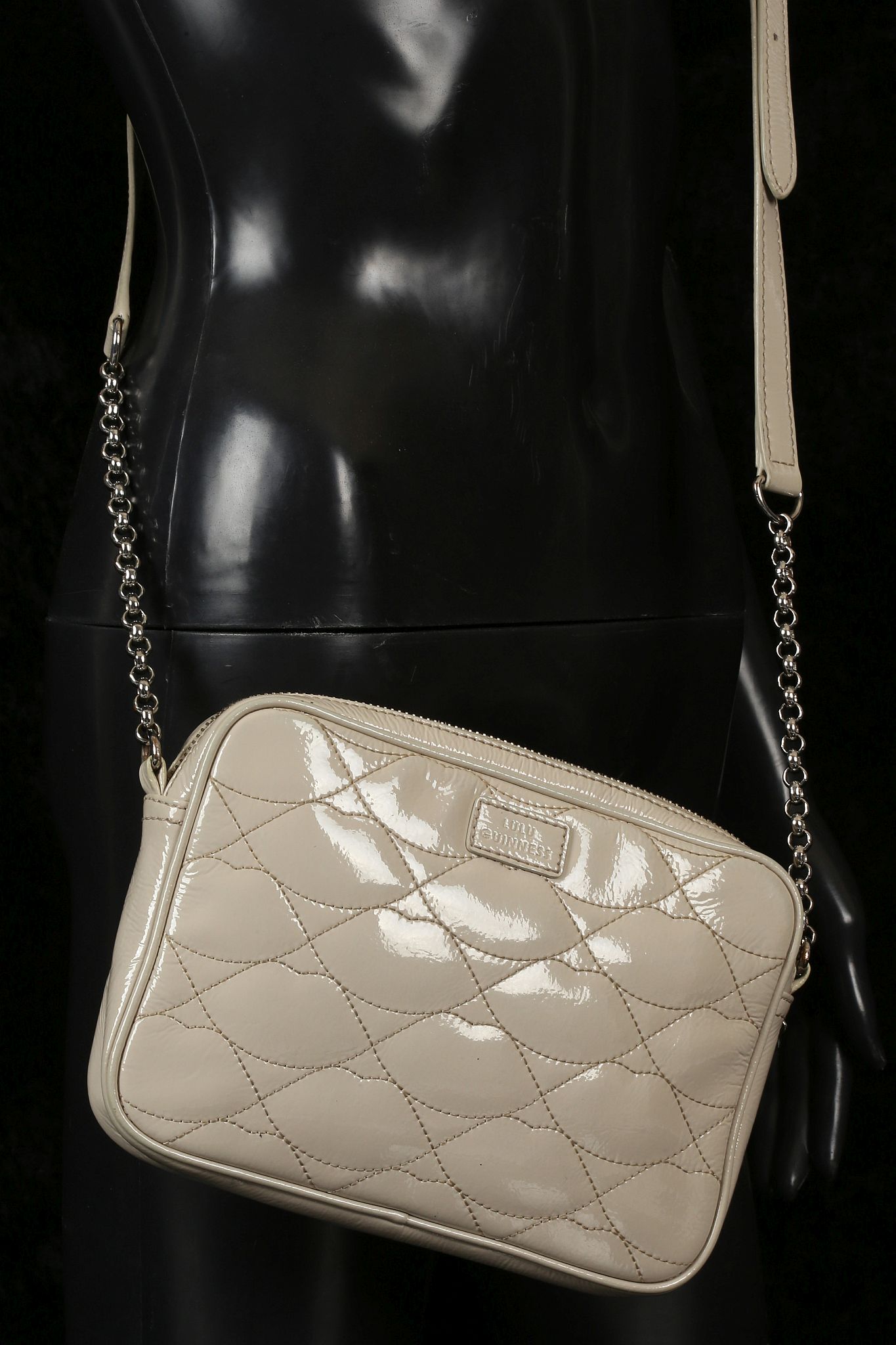 LULU GUINNESS LIPS HANDBAG, beige patent leather with stitched lips pattern, silver tone hardware, - Image 6 of 12