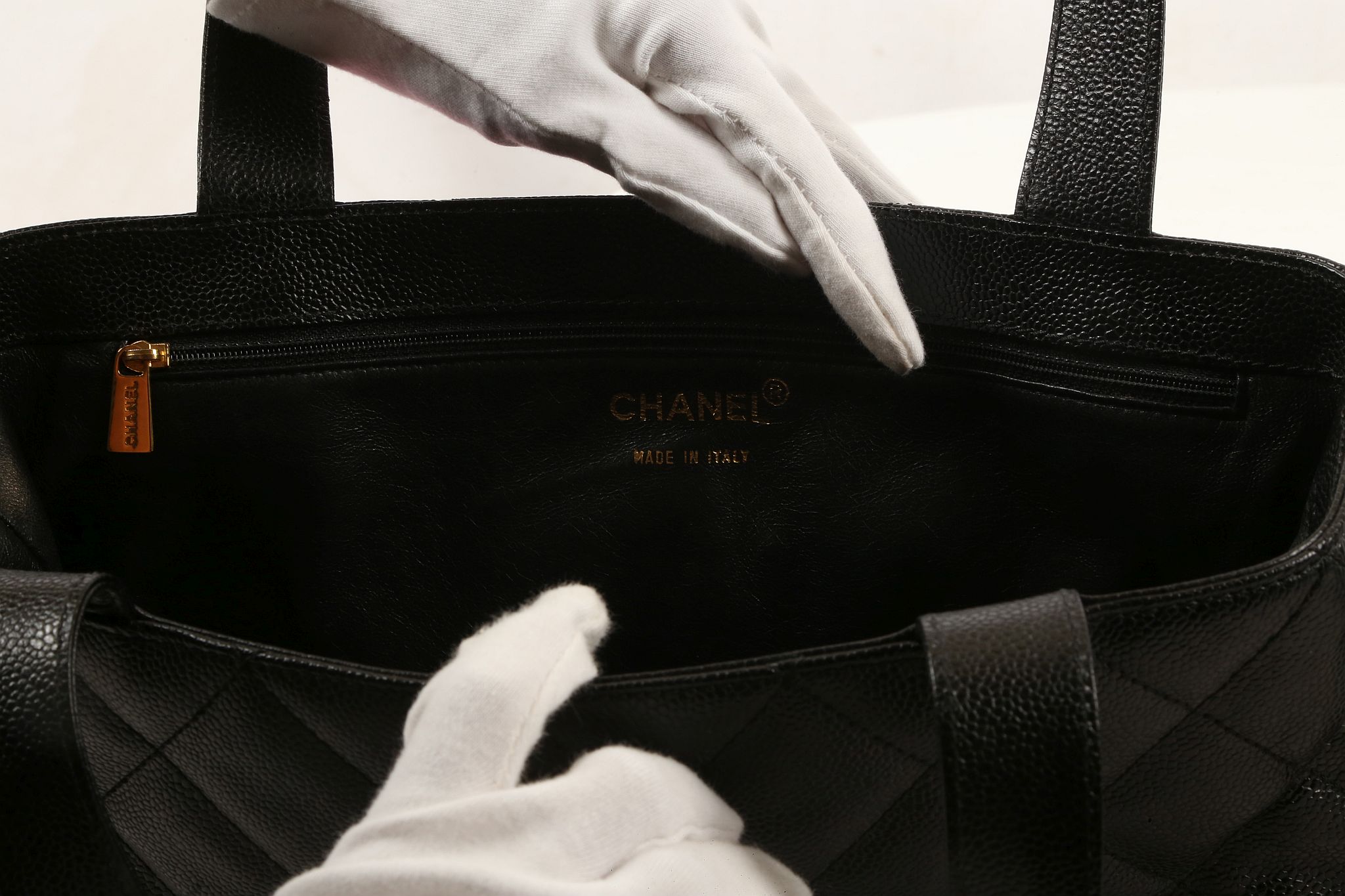 CHANEL VINTAGE EAST/WEST TOTE, early 1980s, quilted black caviar leather with gilt hard ware, 33cm - Image 8 of 8