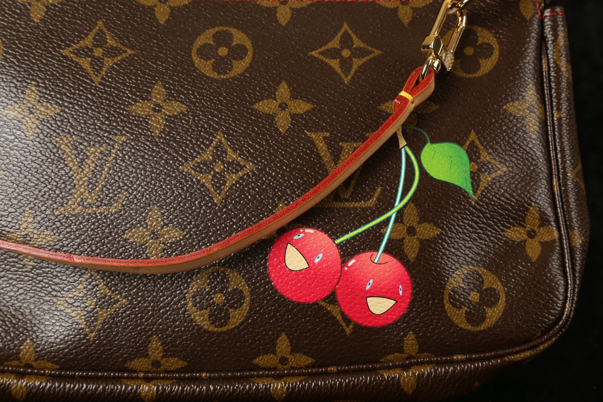 LOUIS VUITTON CERISES POCHETTE, date code for 2005, monogram canvas with leather trim and printed - Image 3 of 10