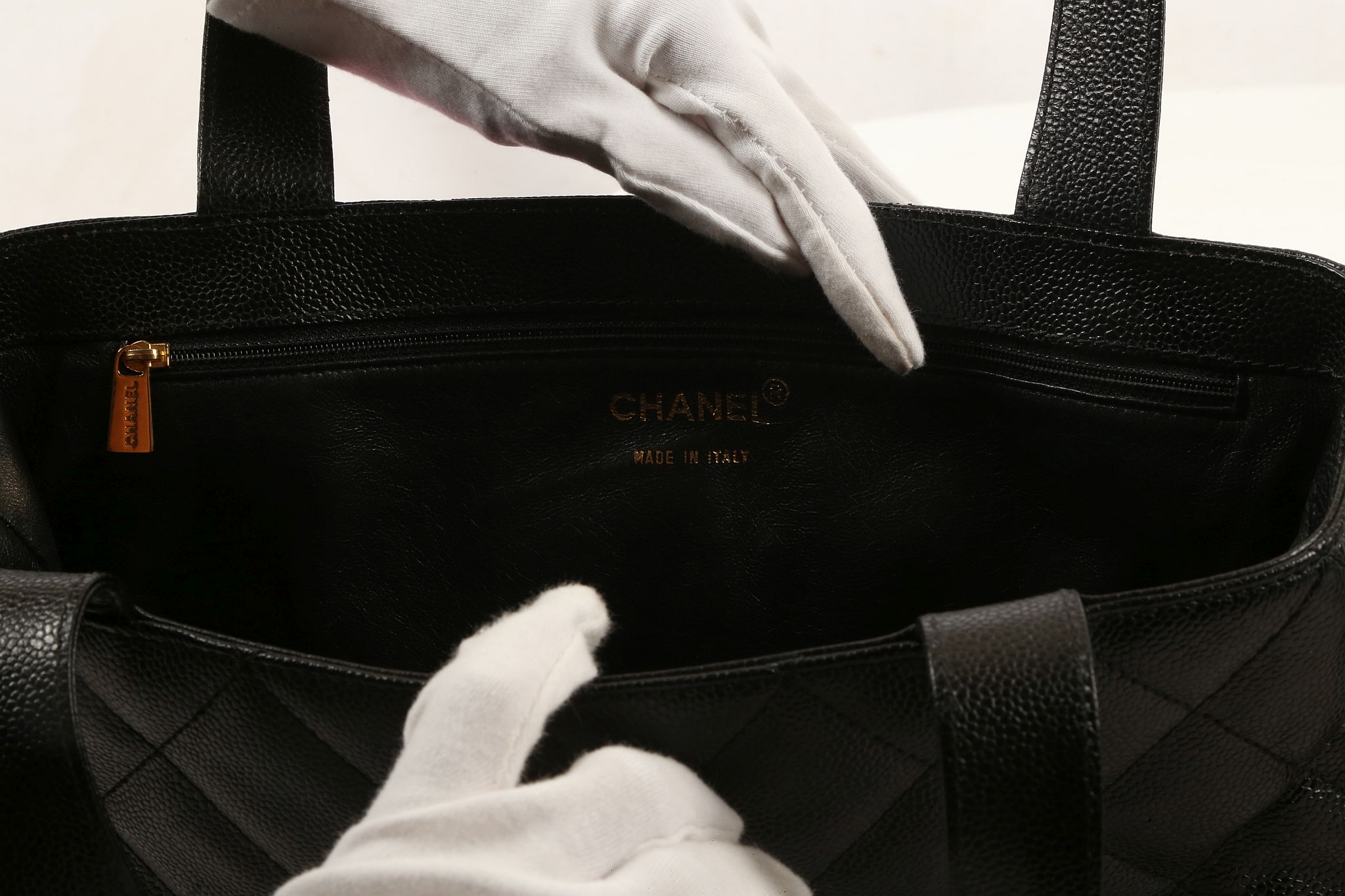 CHANEL VINTAGE EAST/WEST TOTE, early 1980s, quilted black caviar leather with gilt hard ware, 33cm - Image 7 of 8