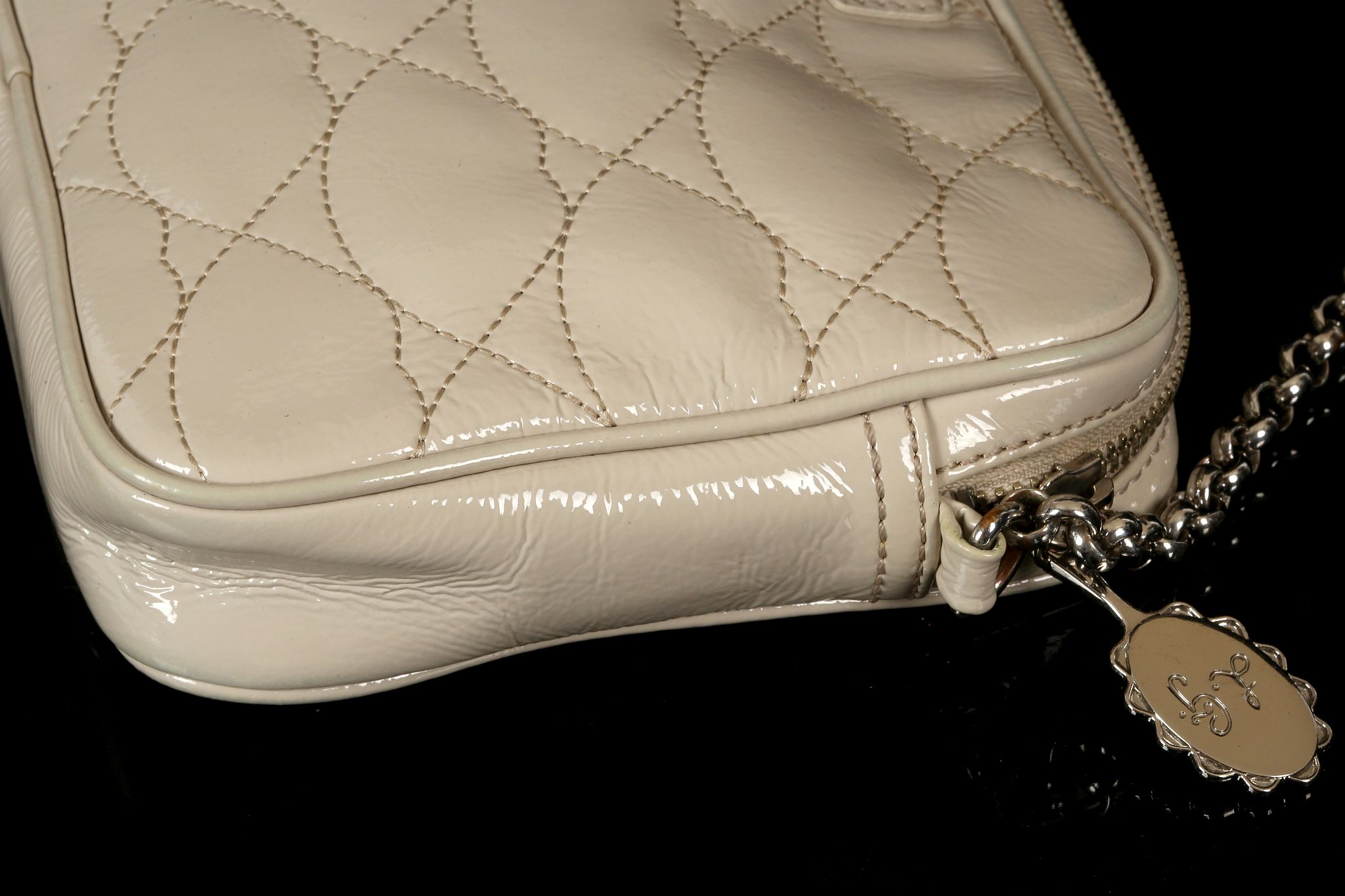 LULU GUINNESS LIPS HANDBAG, beige patent leather with stitched lips pattern, silver tone hardware, - Image 9 of 12
