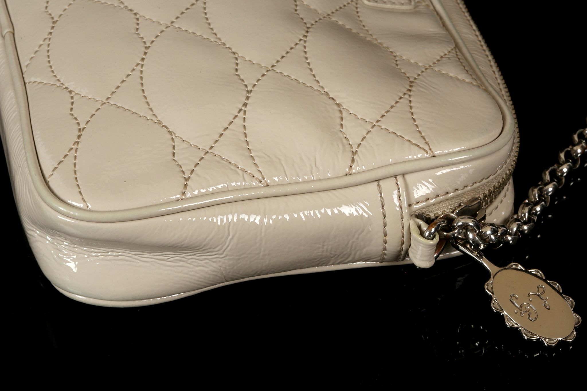 LULU GUINNESS LIPS HANDBAG, beige patent leather with stitched lips pattern, silver tone hardware, - Image 10 of 12