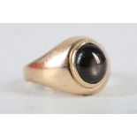 A 9 carat yellow gold and black star chrysoberyl ring. Size: I 1/2 Weight, 3.5g