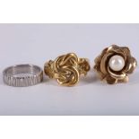 A heavy yellow metal ring of knot design, together with a 9 carat yellow gold and pearl floral ring,