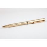 A 9 carat yellow gold Dunhill pen, having textured finish, the lid having malachite finial. L: 13.