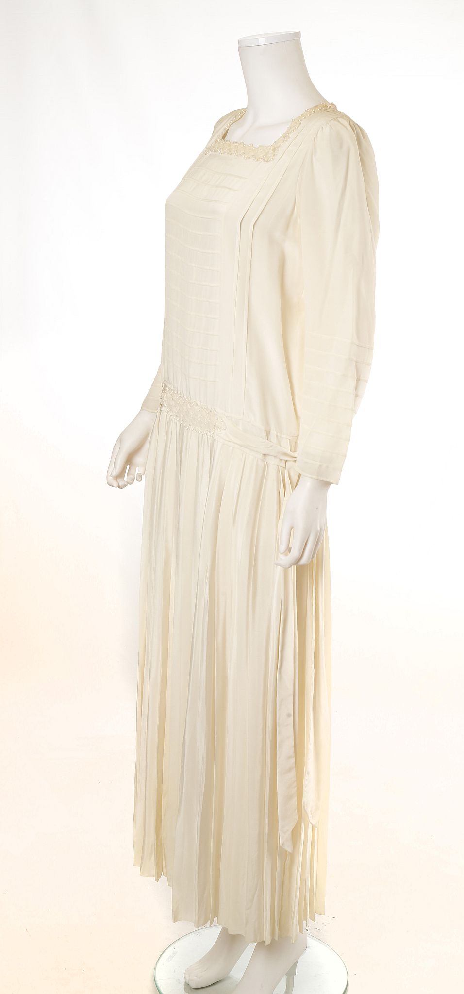 1930s CREAM SILK WEDDING GOWN, drop waist with long, slim pleated skirt, delicate floral lace and - Image 2 of 5