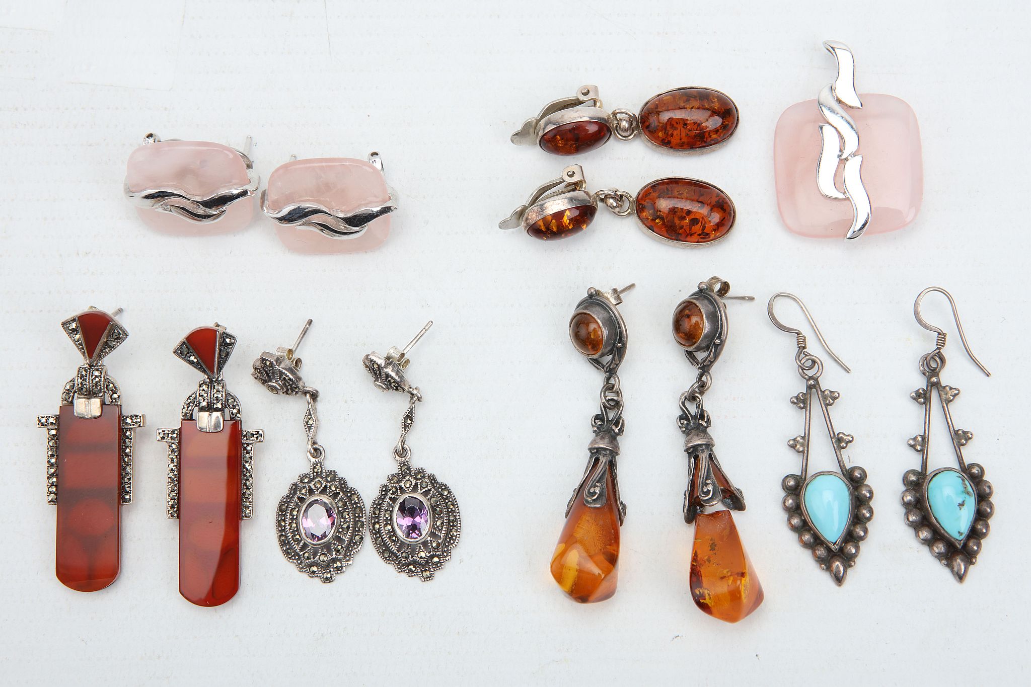 QUANTITY OF SILVER MOUNTED EARRINGS, to include a rose quartz pendant and earring set, a pair of