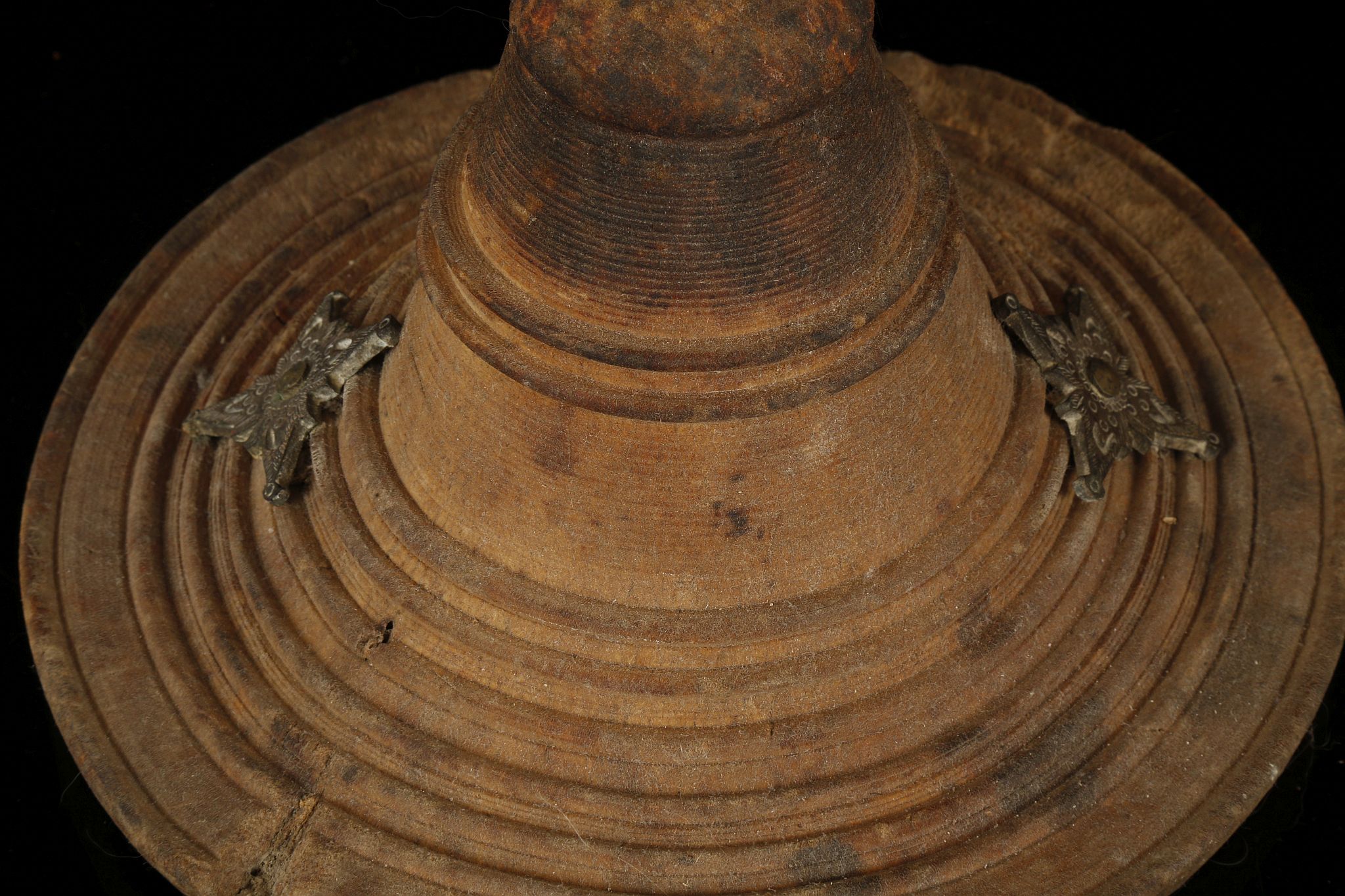 TWO HIDE SHIELDS, SULTANATE OF OMAN, SOMALIA AND EAST ETHIOPIA Decorated with ribs and applied metal - Image 4 of 6