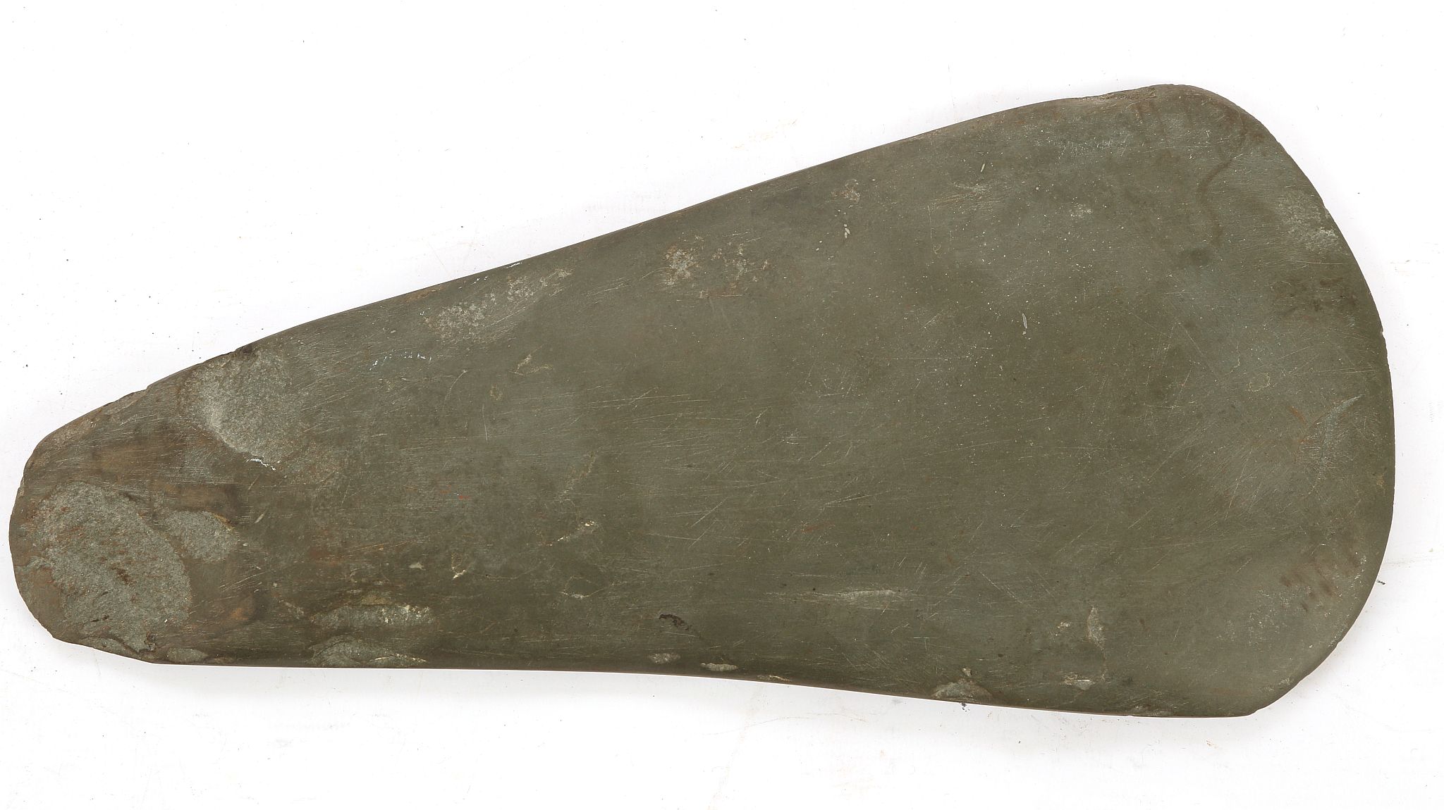 A LARGE ETHNOGRAPHIC SCHIST AXEHEAD 32.4cm long; with a wooden haft, 72cm high (2) - Image 5 of 5