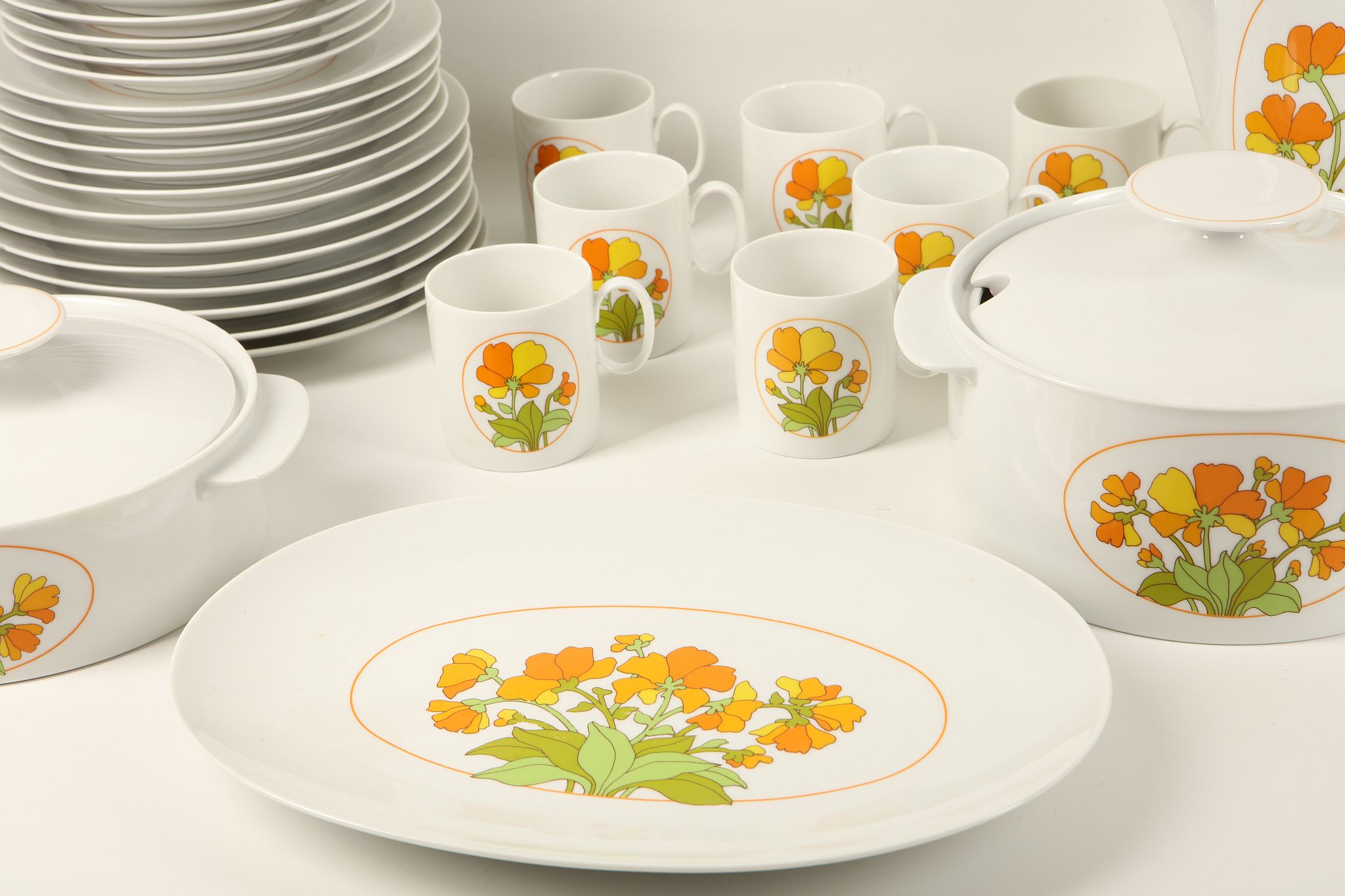 A set of Thomas, mid 1970's porcelain table ware to include dinner and tea ware with stylised - Image 3 of 4