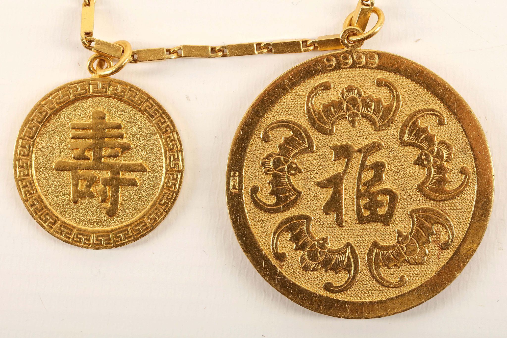 A Chinese high carat gold pendant (marked 9999), with scaled coiled dragon decoration, on a flexible - Image 2 of 4