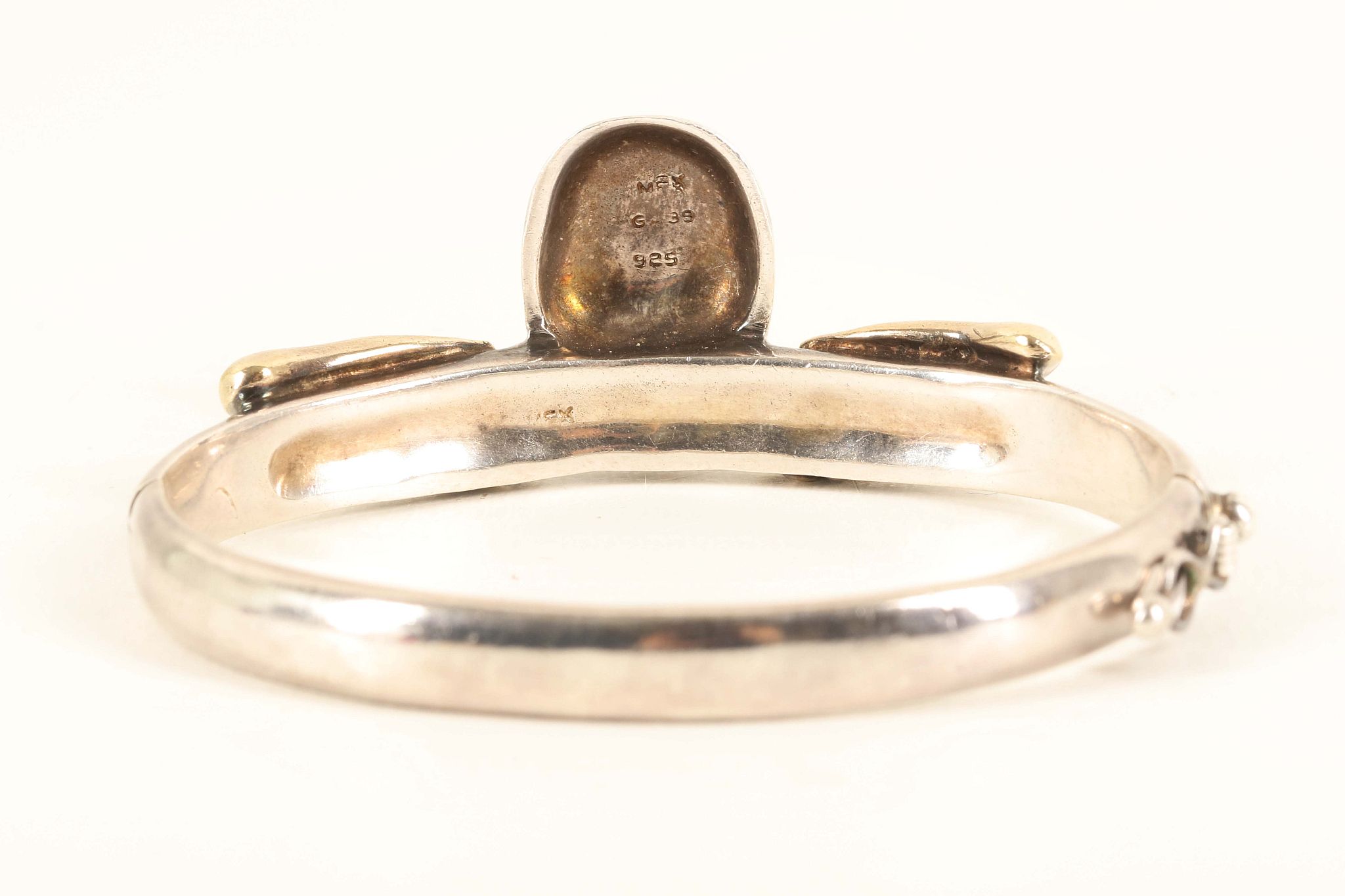 Sergio Bustamante, a contemporary silver and yellow metal bangle, the bangle set to the centre - Image 3 of 3