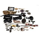 A collection of jewellery to include a small quantity of jet, a gold and agate bar brooch,