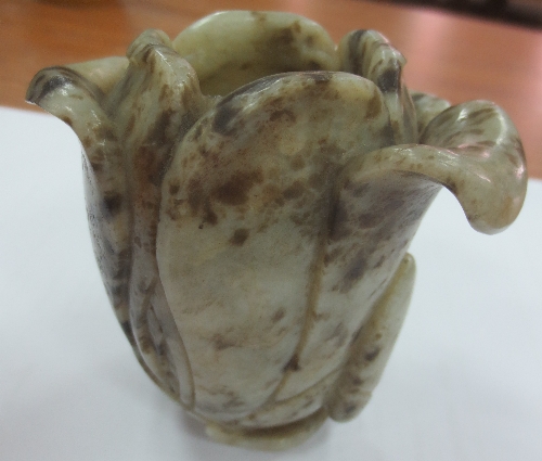 A Chinese jade vase of magnolia form, Qing dynasty, naturalistically modelled, 9. - Image 5 of 8