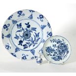 A Delft plate decorated with floral sprays, 22cm diameter,