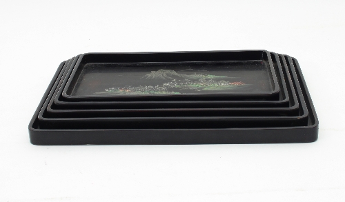 A graduated set of five Japanese lacquered trays, each painted with a rocky mountainous landscape, - Bild 2 aus 2