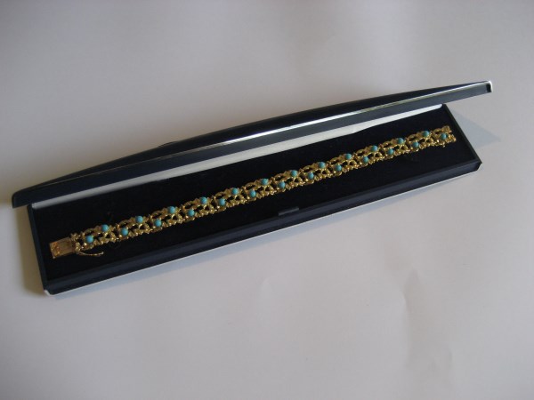 A 9ct gold turquoise bracelet, stamped 375 to clasp, 17.9 g all in.