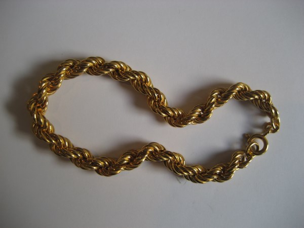 A 9ct gold foldover bracelet, stamped 375, 5.1g.