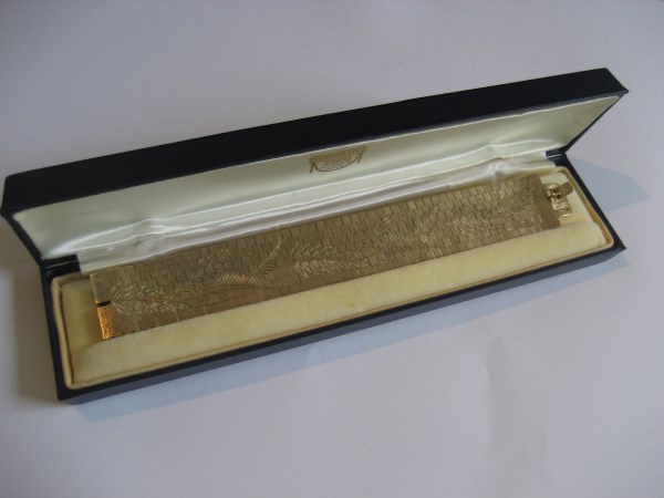 A 9ct gold bangle, stamped 375, in fitted case. 61 g .