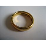 A gold wedding band, 9.1 g.