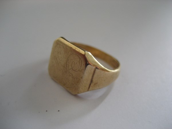 A gold signet ring (mark unclear), 4.1 g.