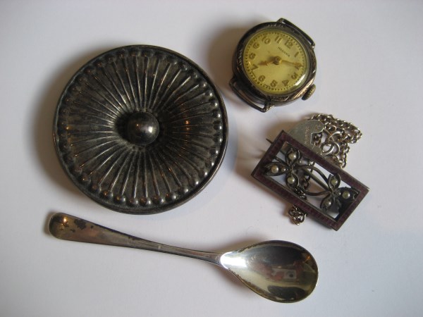 A silver brooch etc (content of 1 bag).