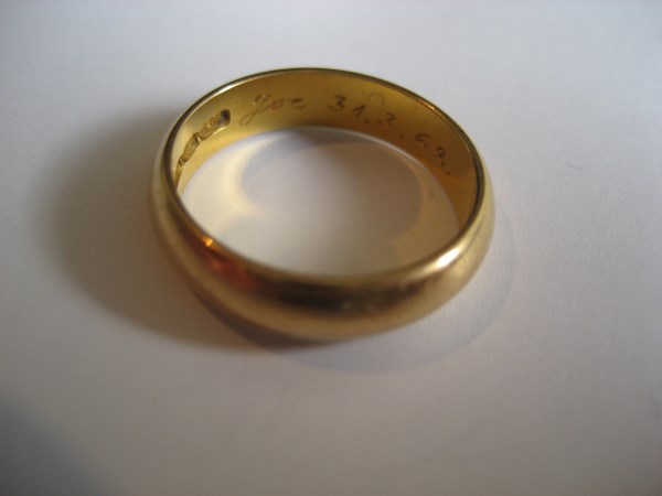 An 18ct gold wedding band, stamped 750, 4.9 g.