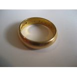 An 18ct gold wedding band, stamped 750, 4.9 g.