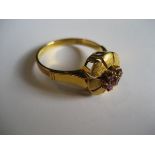 A 15ct gold garnet ring, stamped 585, (A/F), 3.8 g.