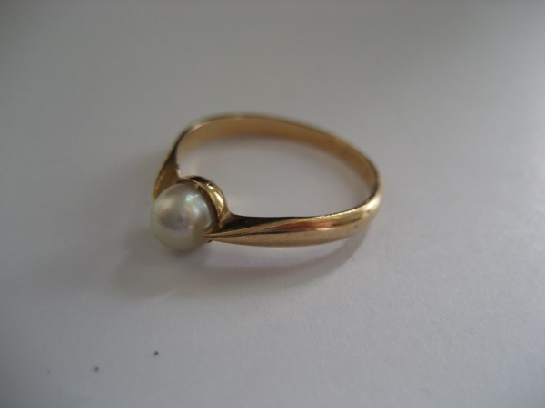 A 14ct gold seed pearl ring, 1.9 g