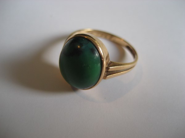 A 15ct gold green stone ring, 3g.