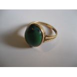 A 15ct gold green stone ring, 3g.