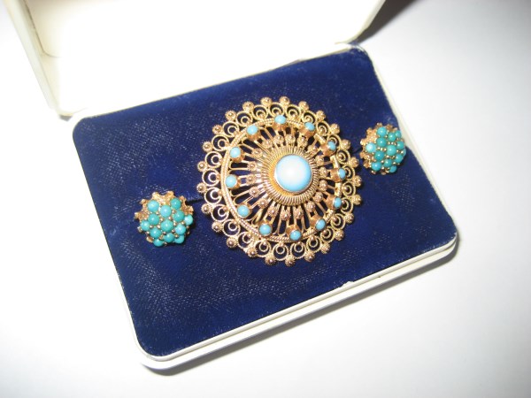 A turquoise yellow metal brooch with two 14ct gold, stamped 585, earrings. 13.7 g all in.