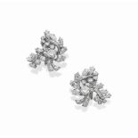 PAIRE DE CLIPS D'OREILLES DIAMANTS, PAR MAUBOUSSIN Chacun serti d'un diamant rond rehaussé de rubans