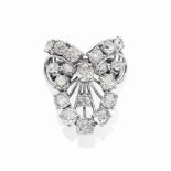 CLIP DIAMANTS Figurant un nœud stylisé, serti de diamants taille ancienne, poids brut: 19.74 gr.,