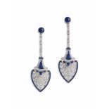 PAIRE DE PENDANTS D'OREILLES SAPHIRS ET DIAMANTS Chacun orné d'un saphir cabochon en serti clos