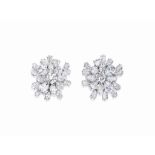 PAIRE DE CLIPS D'OREILLES DIAMANTS, PAR BULGARI De forme ronde, figurant des fleurs, chacun serti