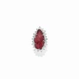 BAGUE RUBIS ET DIAMANTS, PAR BULGARI Sertie d'un rubis cabochon gravé en forme de feuille dans un