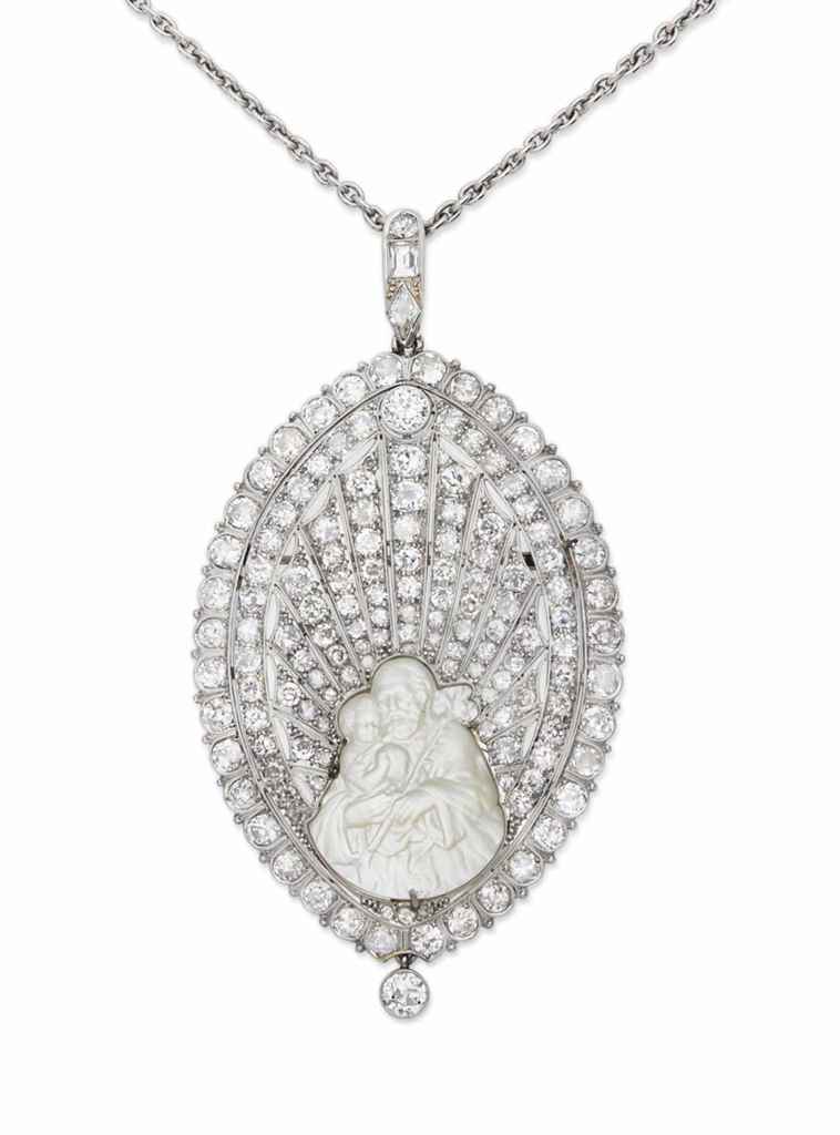 PENDENTIF NACRE ET DIAMANTS ET CHAINE De forme ovale, figurant une coquille, partiellement ajouré,