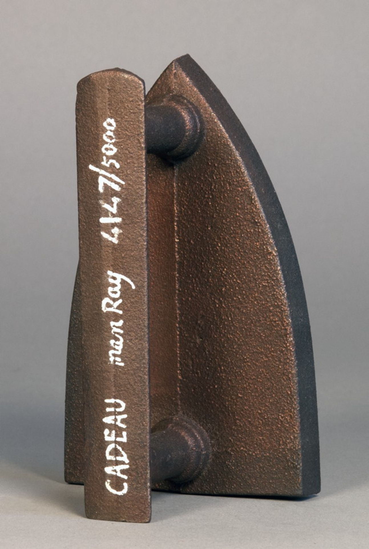 Man Ray. Cadeau. Multiple (Eisen). 1921/1974. 16,5 : 10,5 : 8,5 cm. Exemplar 4147/5000.  Multiple - Image 2 of 2