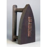 Man Ray. Cadeau. Multiple (Eisen). 1921/1974. 16,5 : 10,5 : 8,5 cm. Exemplar 4147/5000.  Multiple