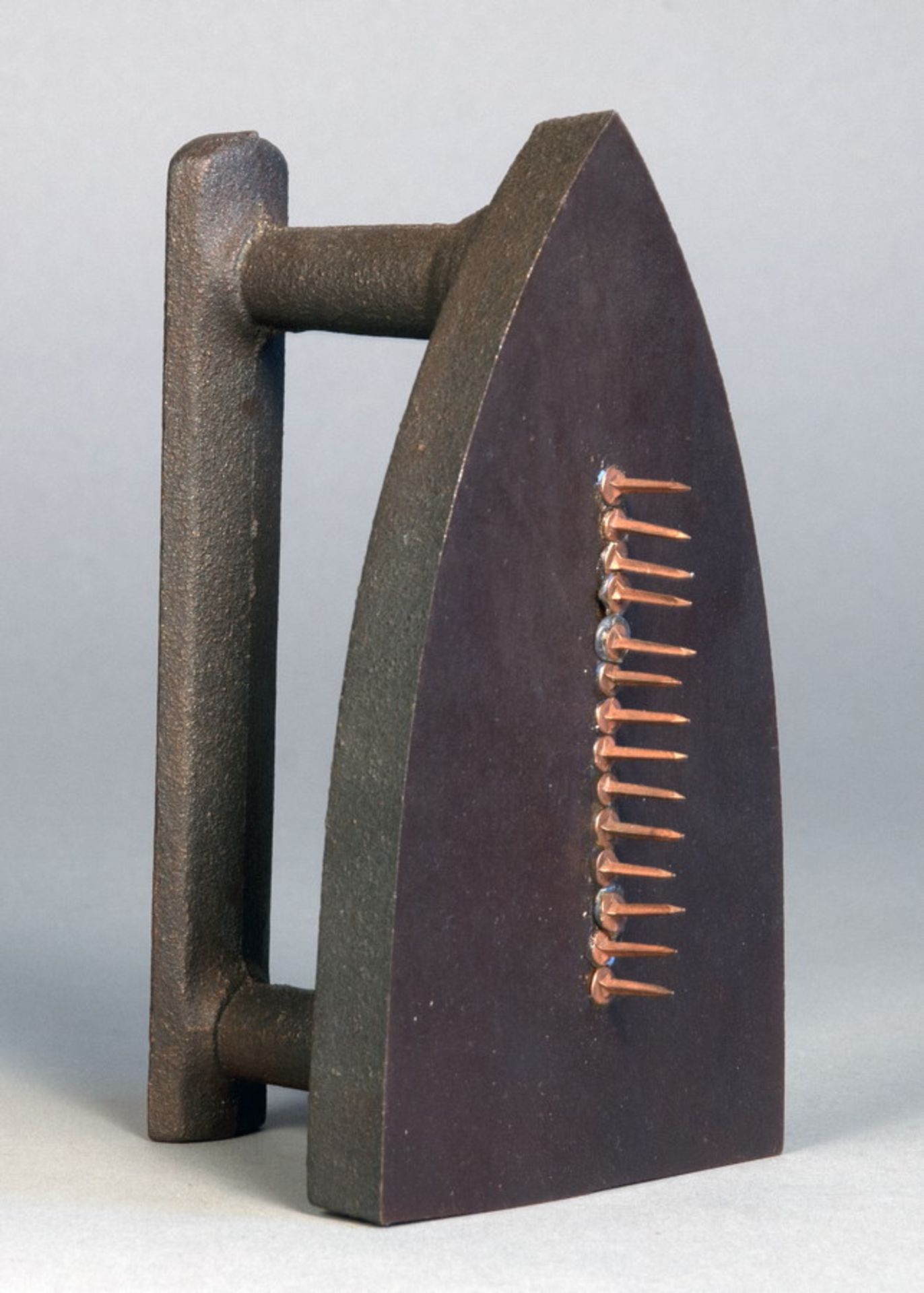 Man Ray. Cadeau. Multiple (Eisen). 1921/1974. 16,5 : 10,5 : 8,5 cm. Exemplar 4147/5000.  Multiple