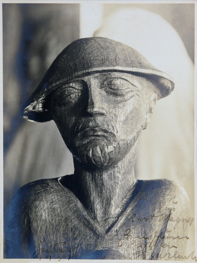 Ernst Barlach. Eigenhändiger Gruß mit Unterschrift auf einer Fotografie. Güstrow 1931. 22,0 : 16,8