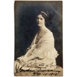 Isadora Duncan. Signierte Porträtfotografie. Berlin, 14. III. 1903. 13,8 : 8,8 cm. Schöner