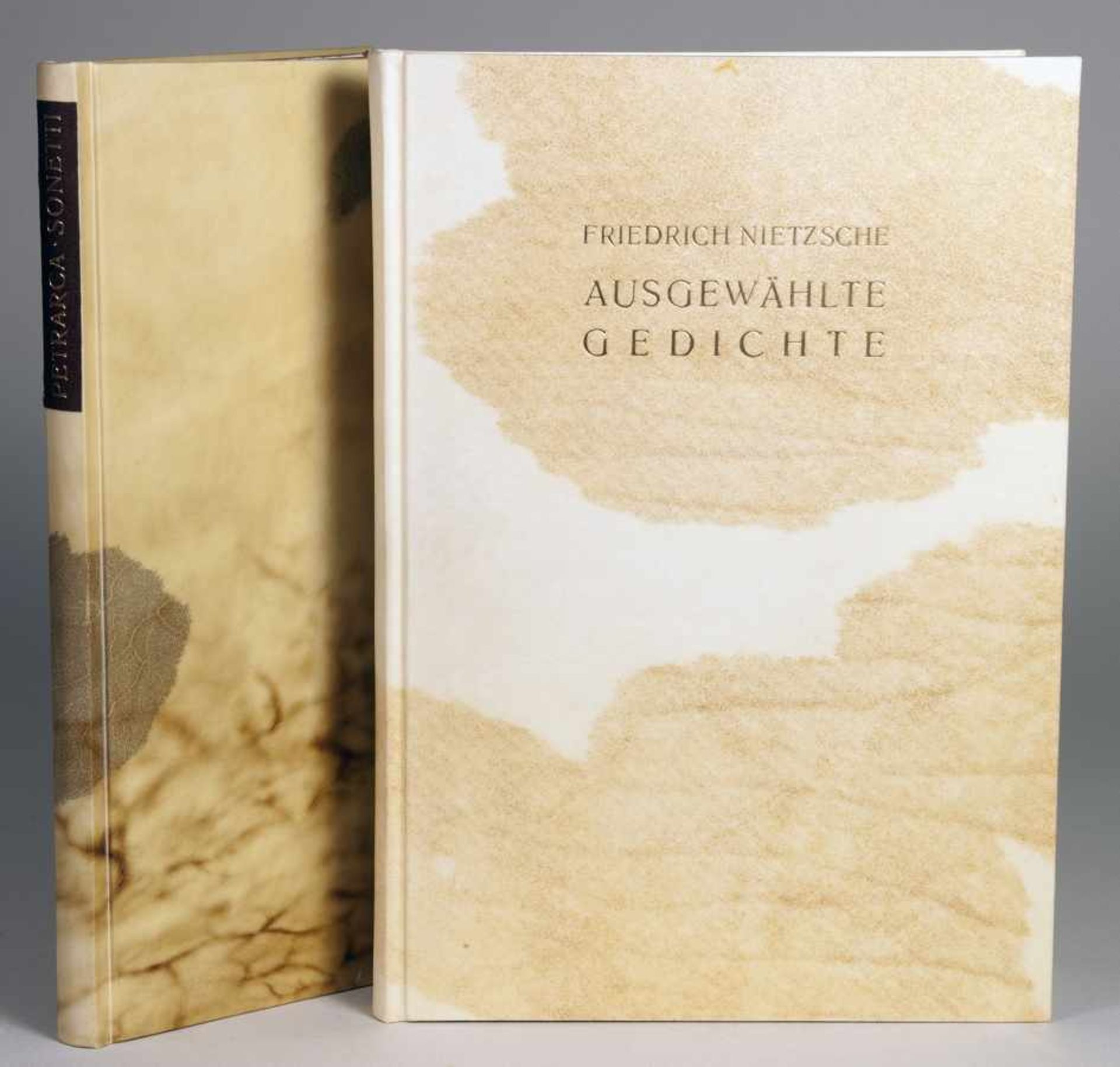 Einbände - Zwei Handeinbände von Gerd Prade. Pergamentbände mit vergoldeten Titeln. I: Friedrich