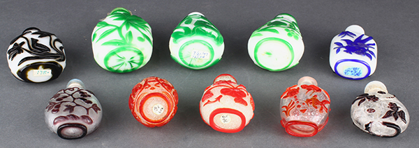 (lot of 10) Chinese overlay glass snuff bottles, consisting of five overlaid on white glass - Image 5 of 5