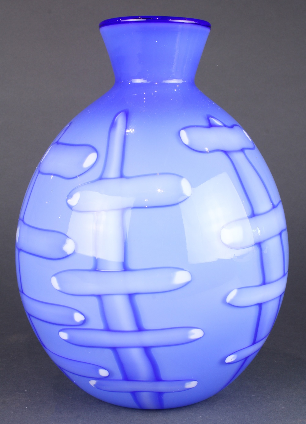 Italian Murano Salviati glass vase, having a stick neck above a bulbous body executed in blue - Image 3 of 5