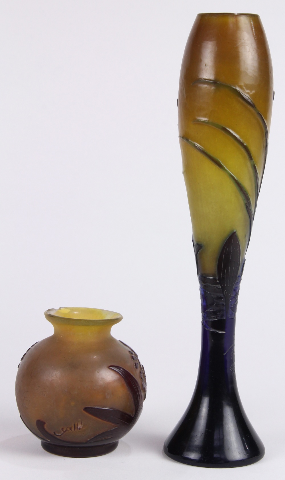 (lot of 2) Galle cameo glass cabinet vases, 1920's, including a slender bud vase example, the - Image 3 of 5