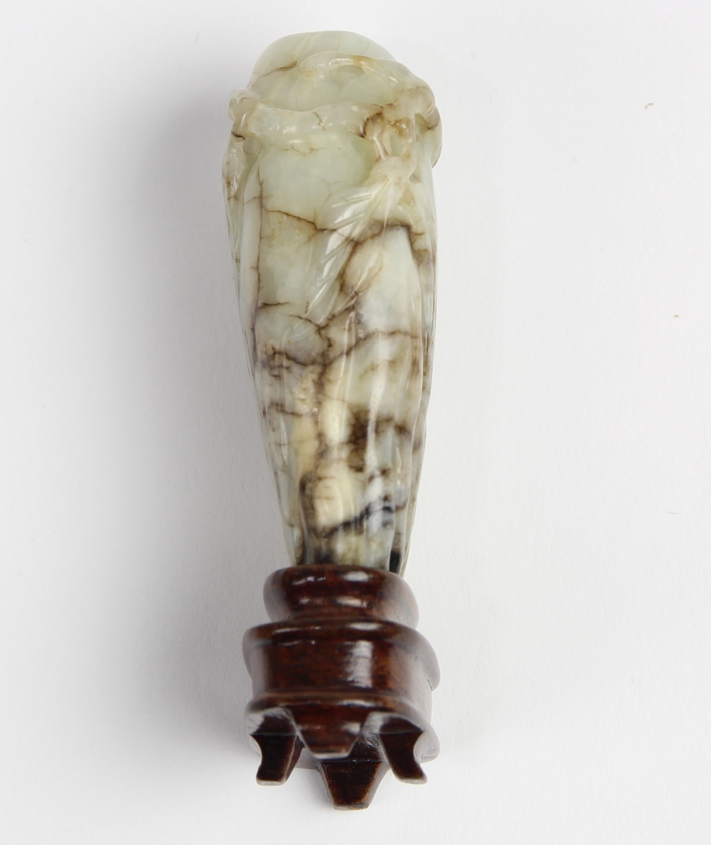 Chinese jade snuff bottle, of melon form accented by leafy tendrils carved in relief, the white-gray - Image 3 of 5